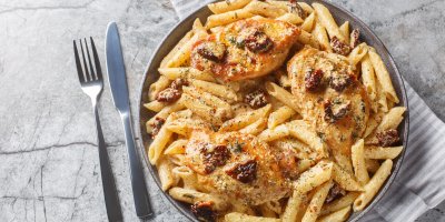 Těstoviny s kuřecím masem, vedle příbor