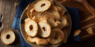 Domácí Bake Rolls na talíři