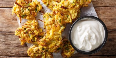 Cibulové bhaji s dipem