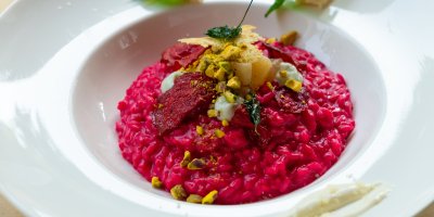 Růžové rizoto na bílém talíři