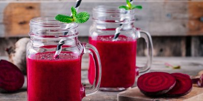 Dvě sklenice s řepovým smoothie