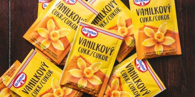 Sáčky vanilkového cukru na dřevěném pozadí