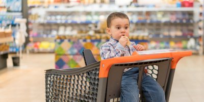 Dítě konzumuje pečivo v obchodě