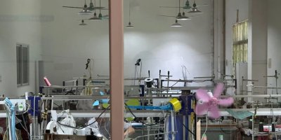 Interiér továrny na oblečení