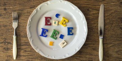 Talíř, na kterém jsou písmena E různých barev