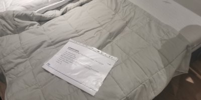 Zátěžová přikrývka a cedulka s informacemi o výrobku