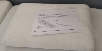 Polštář z paměťové pěny a cedulka s informacemi o výrobku