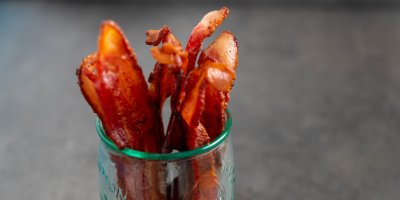 Plátky slaniny ve sklenici 