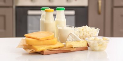 Různé druhy mléčných výrobků na stole v kuchyni