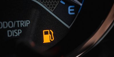 Detail výstražné kontrolky prázdné nádrže na palubní desce auta