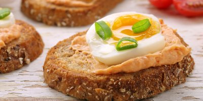 Chleba s lososovou pomazánkou a vejcem