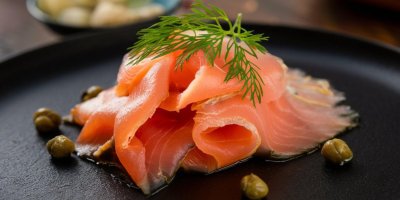 Uzený losos na talíři