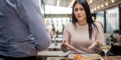 Žena si stěžuje na kvalitu jídla v restauraci