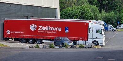 Nákladní auto s logem Zásilkovny na parkovišti