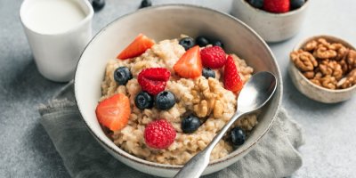 Ovesná kaše s jahodami, malinami, borůvkami a vlašskými ořechy