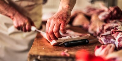 Řezník porcuje maso