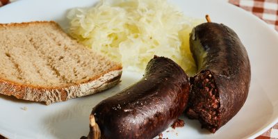 Talíř s jelitem, chlebem a zelím