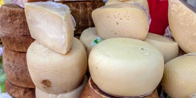 Vyskládaná kola sýrů 