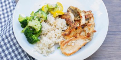 Rýže, brokolice a kuřecí maso na talíři