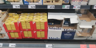 Másla s cenovkami v českém supermarketu