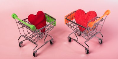 Dva malé nákupní vozíky a vevnitř červené srdce