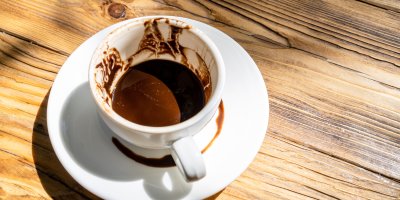 Už téměř vypitá káva v bílém hrníčku