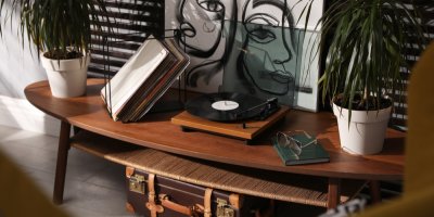 Stylový gramofon s vinylovými deskami na stolku v místnosti