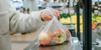 Vážení jablek v sáčku