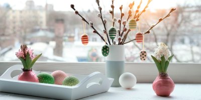 Velikonoční dekorace, cibulky hyacintu ve vosku, velikonoční vajíčka a kočičky ve váze