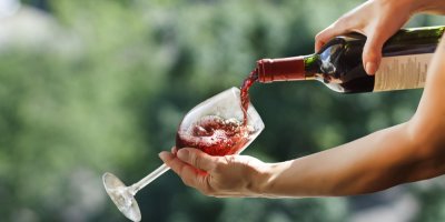 Nalévání sklenice vína