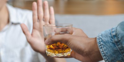 Muž odmítá sklenici whisky
