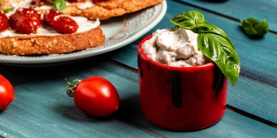 Pomazánka z ricotty a sušených rajčat v misce