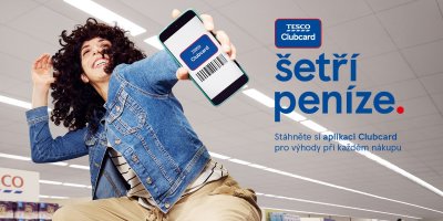Žena drží mobil s aplikací Tesco Clubcard