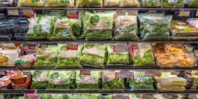 Balené saláty v obchodě