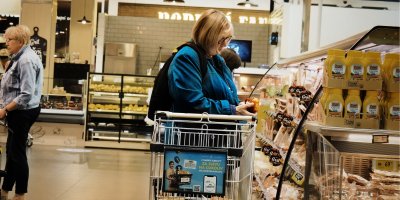 Žena nakupuje v Albertu