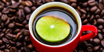 Káva s limetkou, okolo kávová zrna