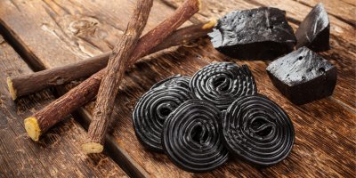 Lékořicové pendreky na dřevěném podkladu