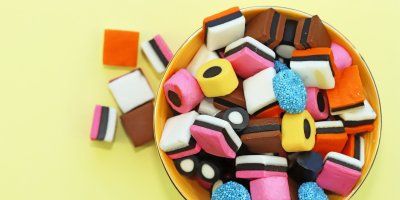 Barevné bonbony v misce