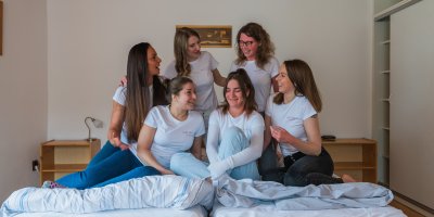 Inka Teschinská s dalšími účinkujícími v kampani