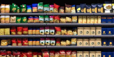 Těstoviny v obchodě v regálu