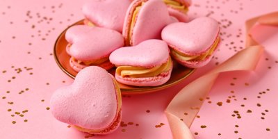 Makronky ve tvaru srdíček s náplní