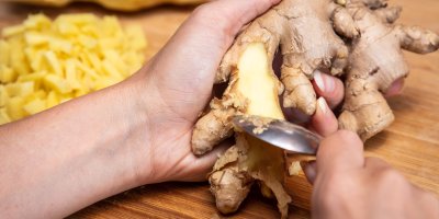 Loupání zázvoru lžičkou