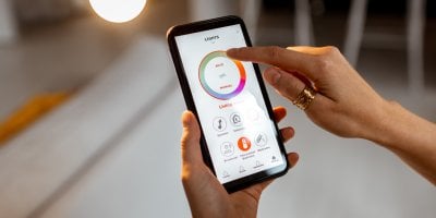 Ruka ovládá aplikaci na světla v mobilu