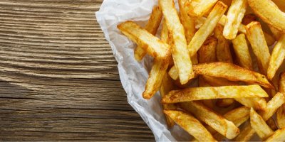 Smažené hranolky na dřevěném stole