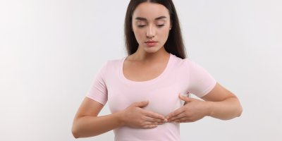 Dívka si dělá samovyšetření prsu