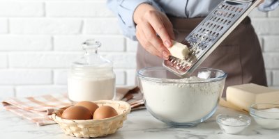 Strouhání másla do mouky