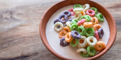 Barevné cereálie v misce s mlékem