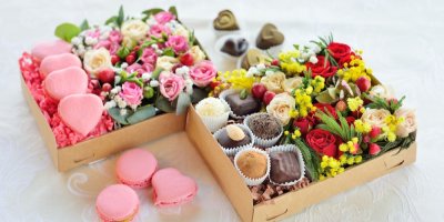Dvě dárkové krabičky s květinami a makronkami a pralinkami