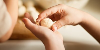 Tvarování kuliček z těsta