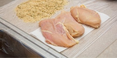Kuřecí prsa na papírové utěrce